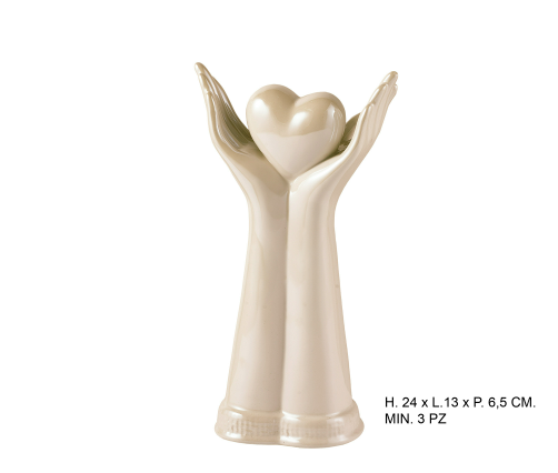 Statua “reggi il mio cuore”